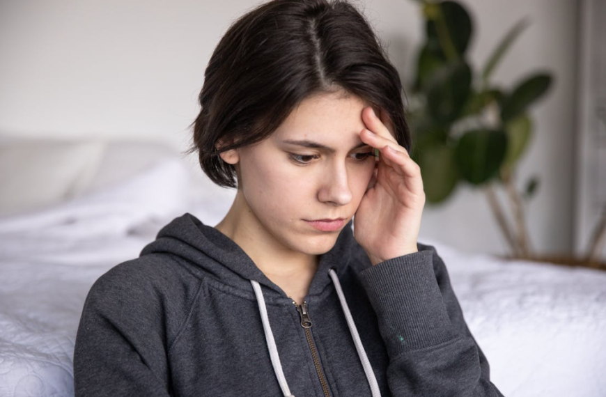 How to Stop Overthinking with Present Moment…
